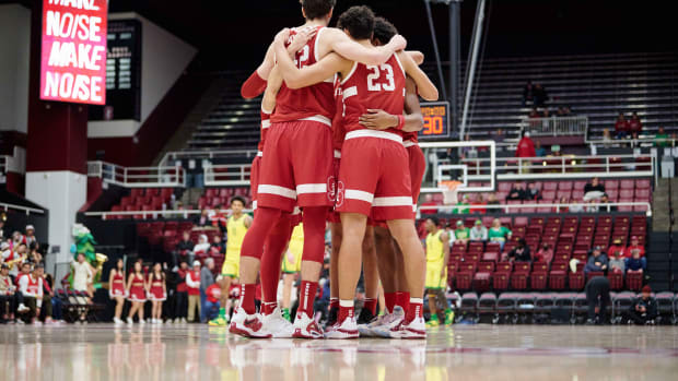 Jan 21, 2023; Stanford, California, USA; Stanford Cardinal players huddle on the court before the game against the Oregon Ducks at Maples Pavilion. Mandatory Credit: Robert Edwards-USA TODAY Sports